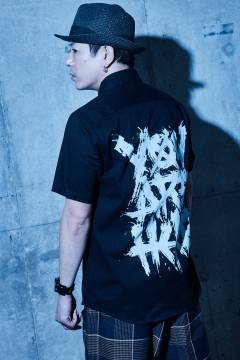 EMBLEM SHIRT S/S BLACK / You are here